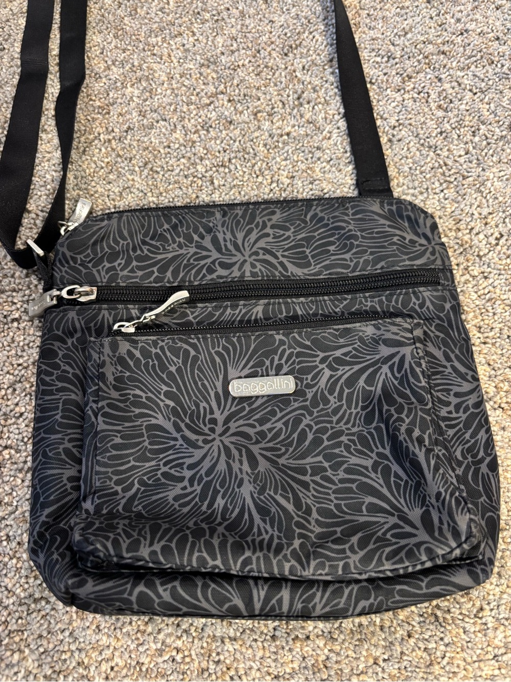 NWOT Baggallini Black Gray Floral Medium Crossbody Bag Closure Adjustable Strap